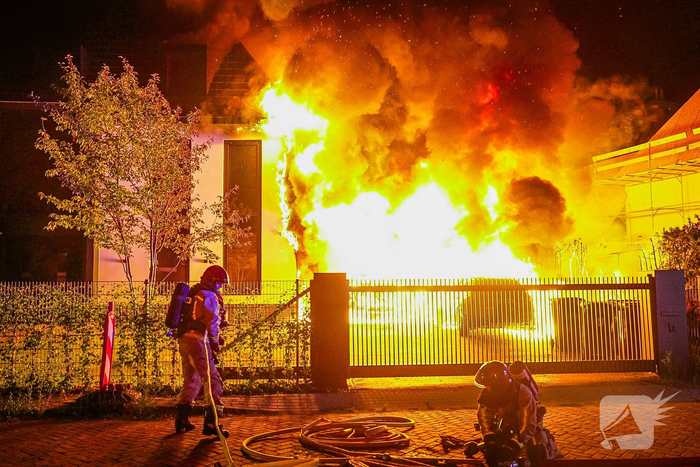 Grote band verwoest voertuigen en woning