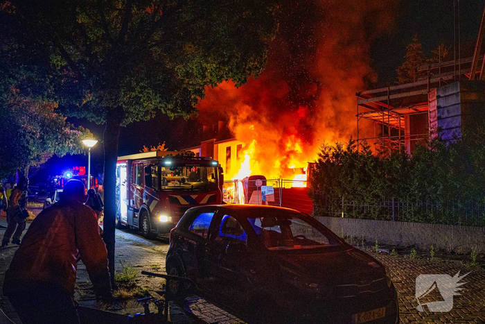 Grote band verwoest voertuigen en woning