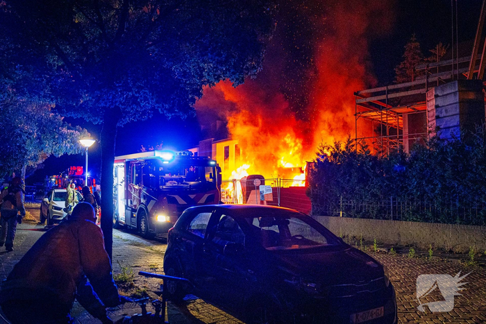 Grote band verwoest voertuigen en woning