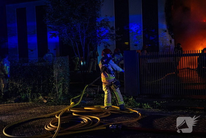 Grote band verwoest voertuigen en woning