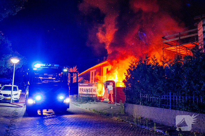 Grote band verwoest voertuigen en woning