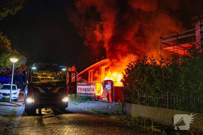 Grote band verwoest voertuigen en woning