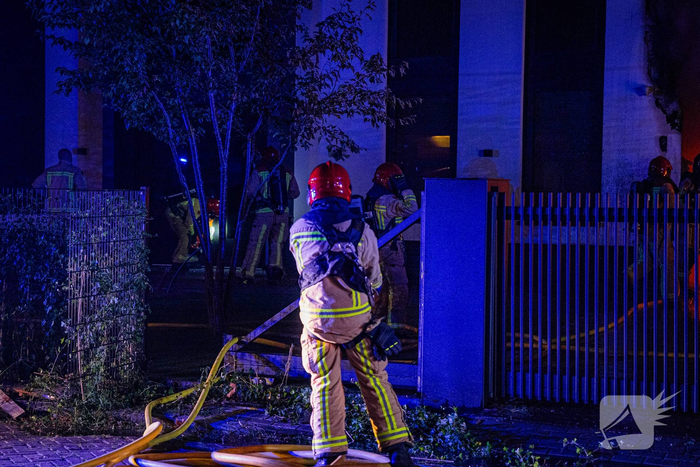 Grote band verwoest voertuigen en woning
