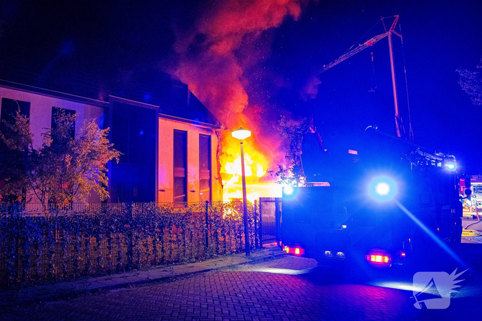 Grote band verwoest voertuigen en woning