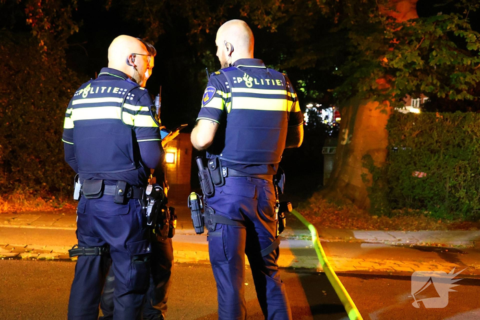 Brandweer bestrijdt vuur in bijgebouw