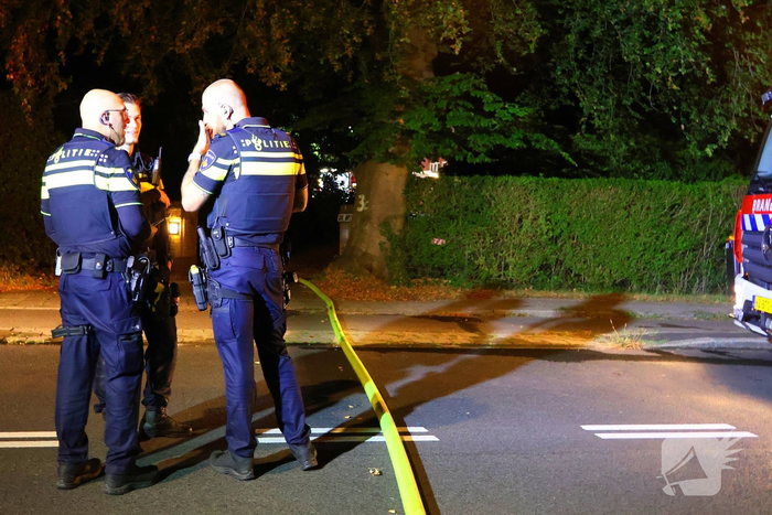 Brandweer bestrijdt vuur in bijgebouw