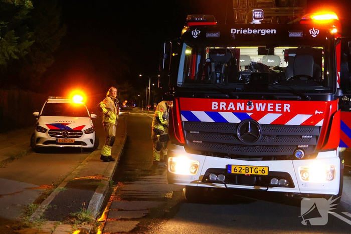 Brandweer bestrijdt vuur in bijgebouw