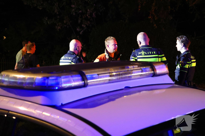 Brandweer bestrijdt vuur in bijgebouw