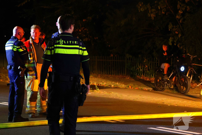Brandweer bestrijdt vuur in bijgebouw
