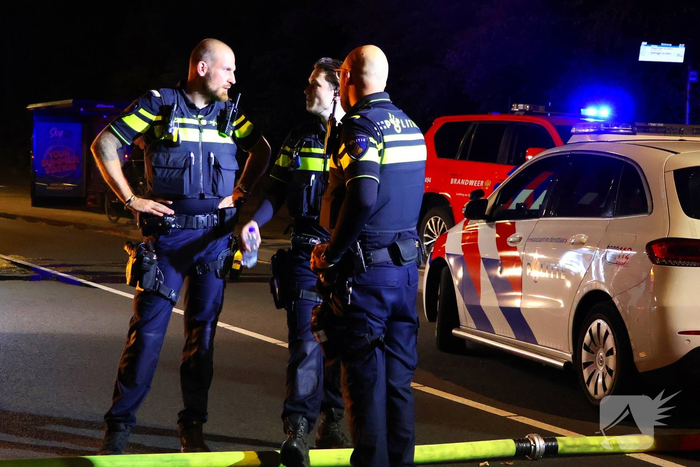 Brandweer bestrijdt vuur in bijgebouw
