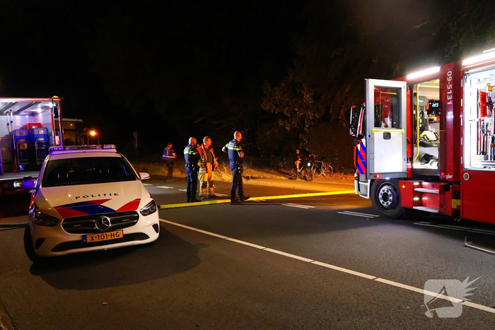 Brandweer bestrijdt vuur in bijgebouw
