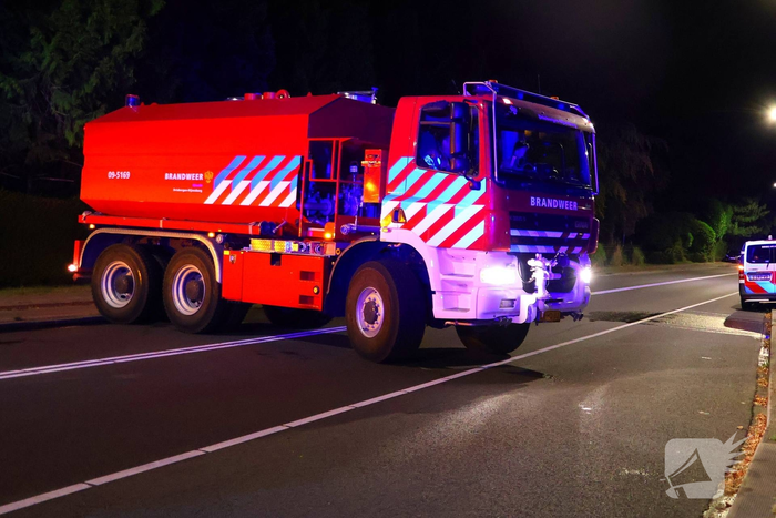 Brandweer bestrijdt vuur in bijgebouw