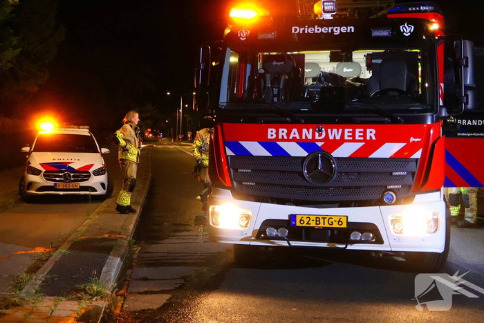Brandweer bestrijdt vuur in bijgebouw