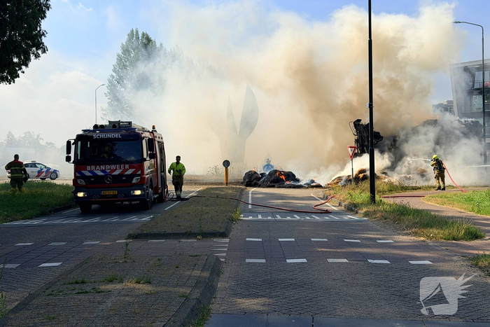 Brand in vrachtwagen met stro op rotonde