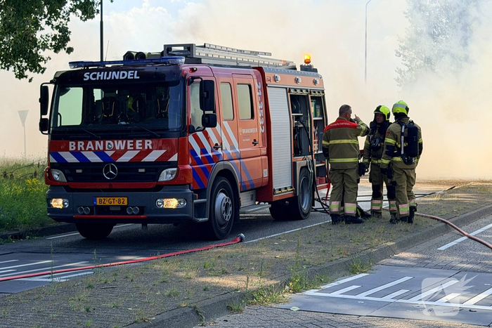 Brand in vrachtwagen met stro op rotonde