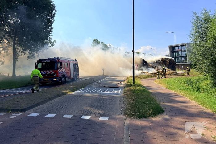 Brand in vrachtwagen met stro op rotonde