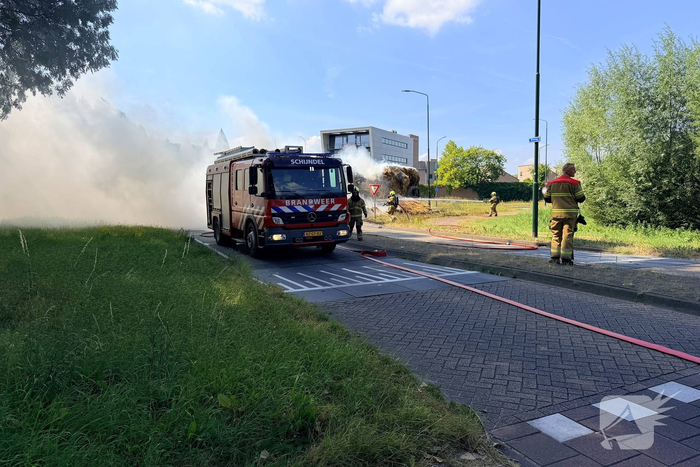 Brand in vrachtwagen met stro op rotonde