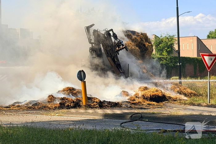 Brand in vrachtwagen met stro op rotonde
