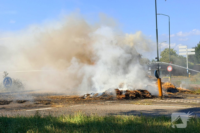 Brand in vrachtwagen met stro op rotonde