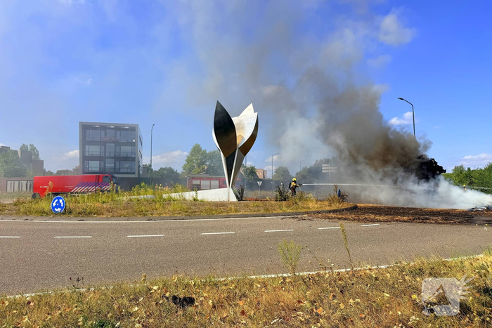 Brand in vrachtwagen met stro op rotonde