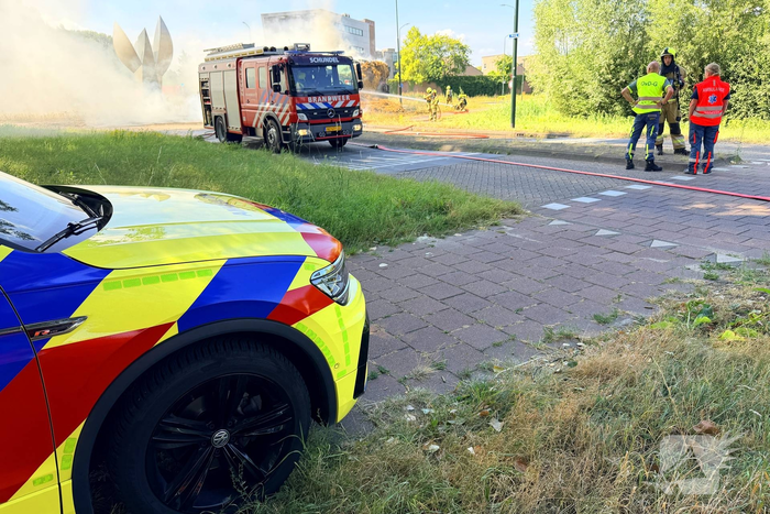 Brand in vrachtwagen met stro op rotonde
