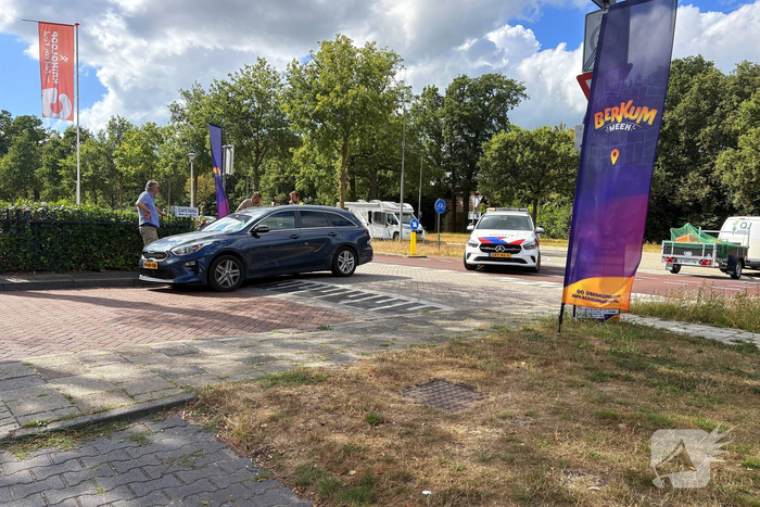 Auto en scooter botsen op T-splitsing