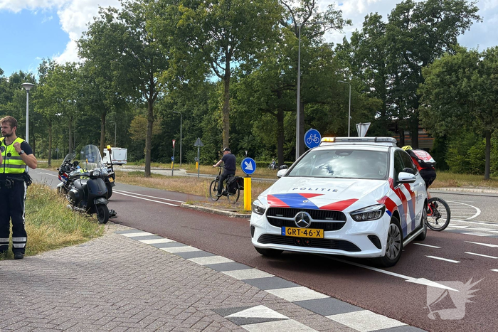 Auto en scooter botsen op T-splitsing