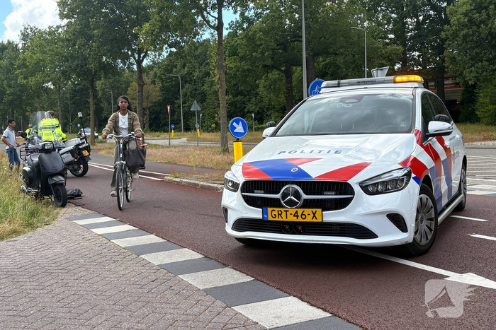 Auto en scooter botsen op T-splitsing
