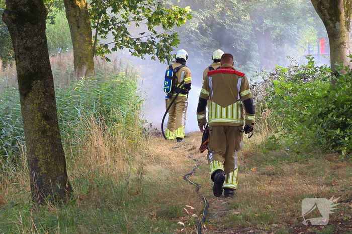 Medewerkers starten blussing rietbrand