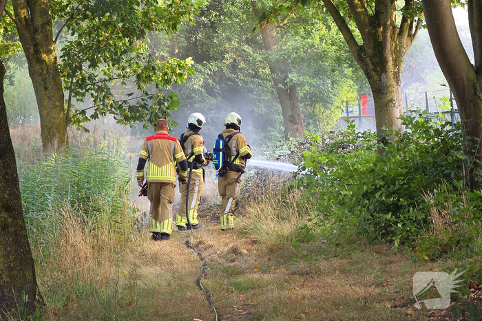 Medewerkers starten blussing rietbrand