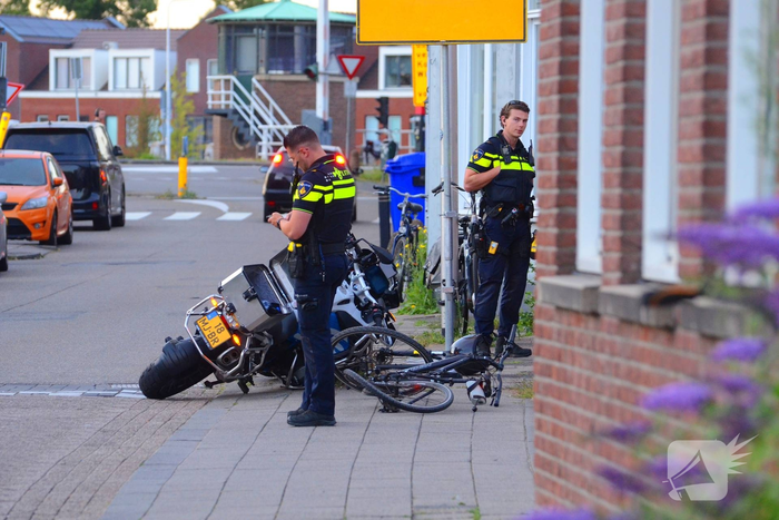 Motorrijder en fietser in botsing bij kruising