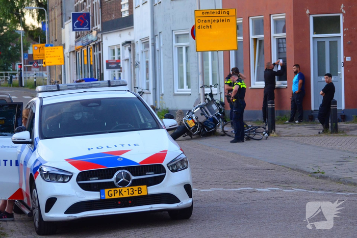 Motorrijder en fietser in botsing bij kruising