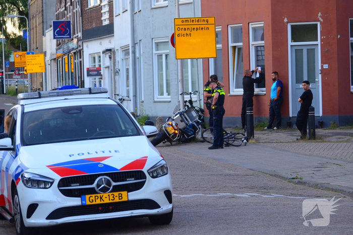 Motorrijder en fietser in botsing bij kruising