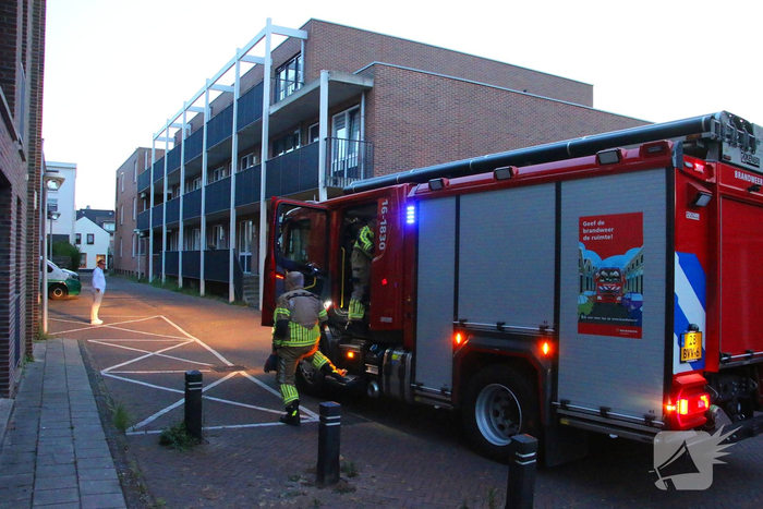 Auto botst tegen paal van appartementencomplex