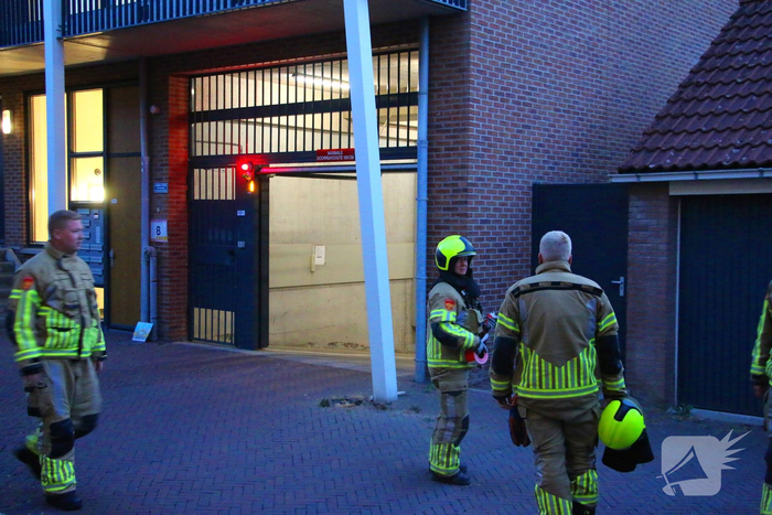Auto botst tegen paal van appartementencomplex