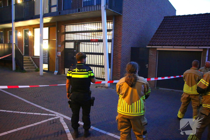 Auto botst tegen paal van appartementencomplex