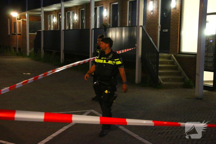 Auto botst tegen paal van appartementencomplex