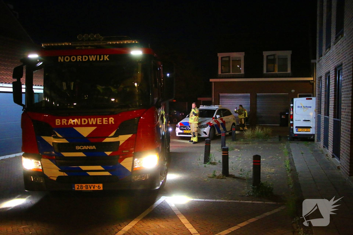 Auto botst tegen paal van appartementencomplex
