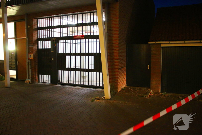 Auto botst tegen paal van appartementencomplex