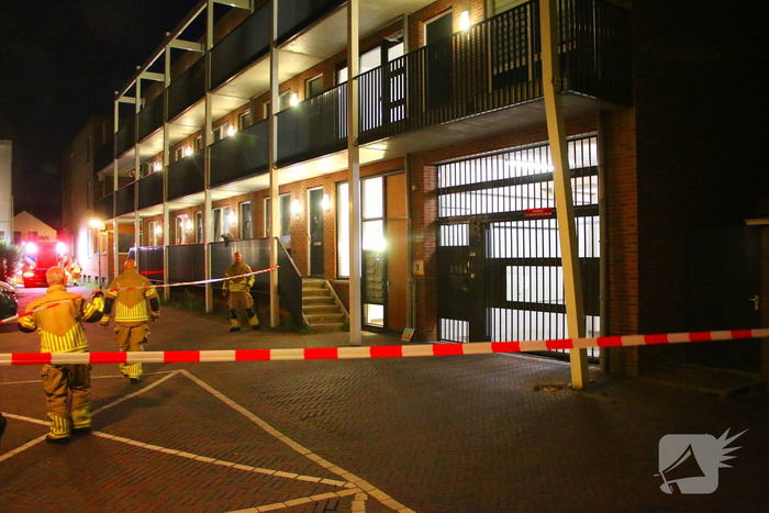 Auto botst tegen paal van appartementencomplex