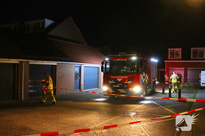 Auto botst tegen paal van appartementencomplex