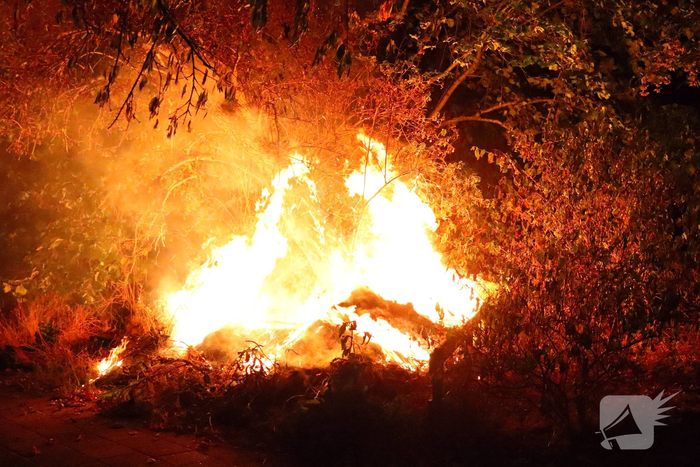 Brand in bosschages leidt tot flinke vlammenzee