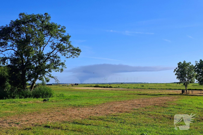 Enorme rookwolken van industriebrand van ver te zien