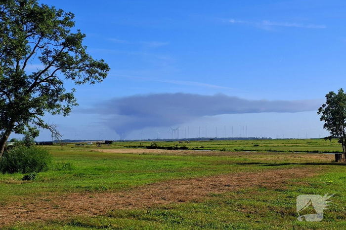 Enorme rookwolken van industriebrand van ver te zien