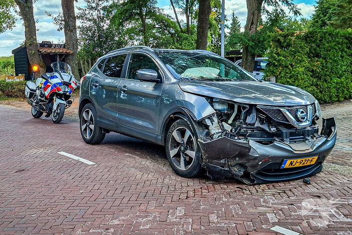 Flinke aanrijding tussen trekker en automobilist