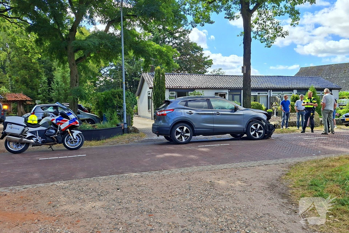 Flinke aanrijding tussen trekker en automobilist