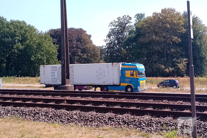 Blikschade bij aanrijding tussen vrachtwagen en personenauto