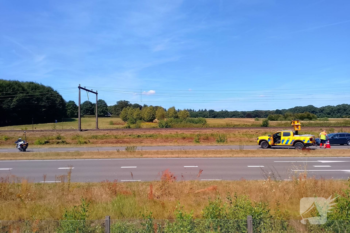 Blikschade bij aanrijding tussen vrachtwagen en personenauto
