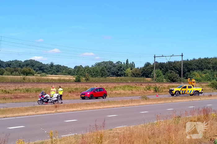 Blikschade bij aanrijding tussen vrachtwagen en personenauto