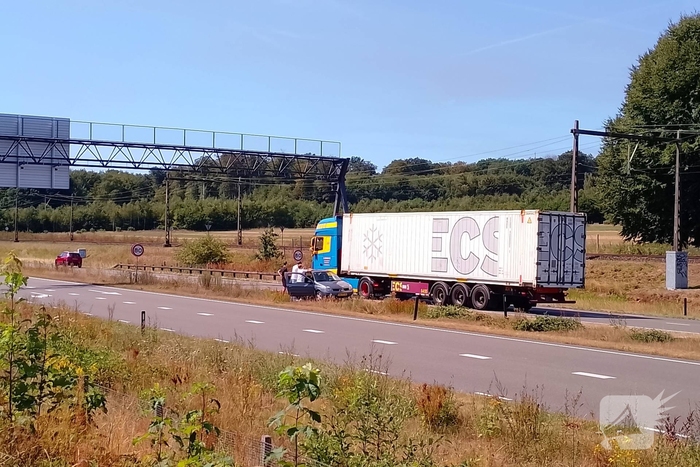 Blikschade bij aanrijding tussen vrachtwagen en personenauto